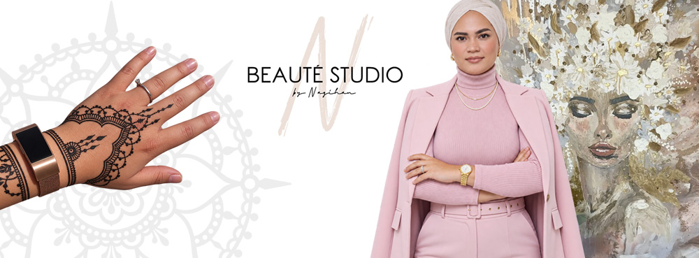 Nagihan Cavus vom Beauté Studio in Durmersheim neben einem ihrer Kunstwerke und einer Hand mit kunstvollem Henna-Tattoo